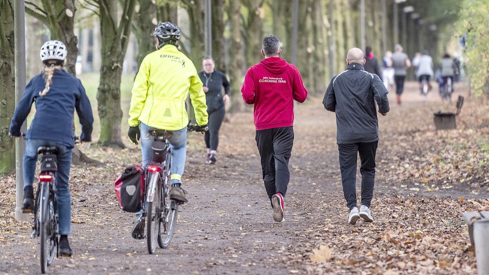 Zum Laufen benötigt man nicht viel mehr als die passenden Schuhe, Radfahren lässt sich gut in den Alltag integrieren. Foto: IMAGO/Funke Foto Services