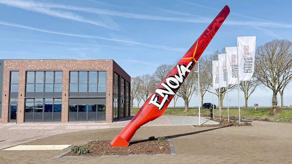 „Wahrzeichen“ des neuen Standorts ist ein Rotorblatt einer Enercon-Anlage vom Typ E-18.