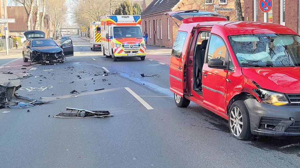 Die Einsatzkräfte rückten am Freitagmorgen zu einem Unfall in Leer aus. Foto: Wolters