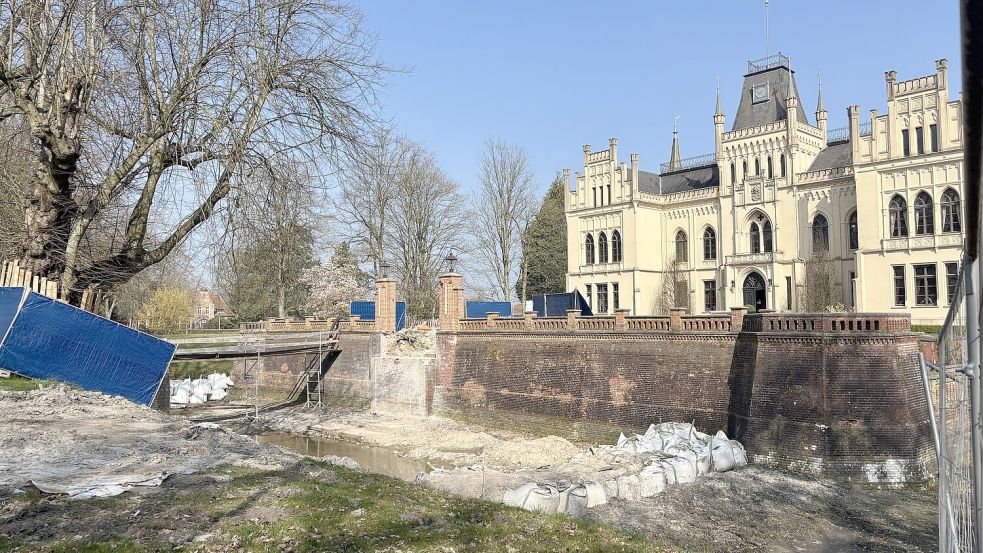 Die Brücke zur Evenburg ist abgerissen. Zum Schloss kommt man nur über eine Seitenbrücke. Foto: Wolters