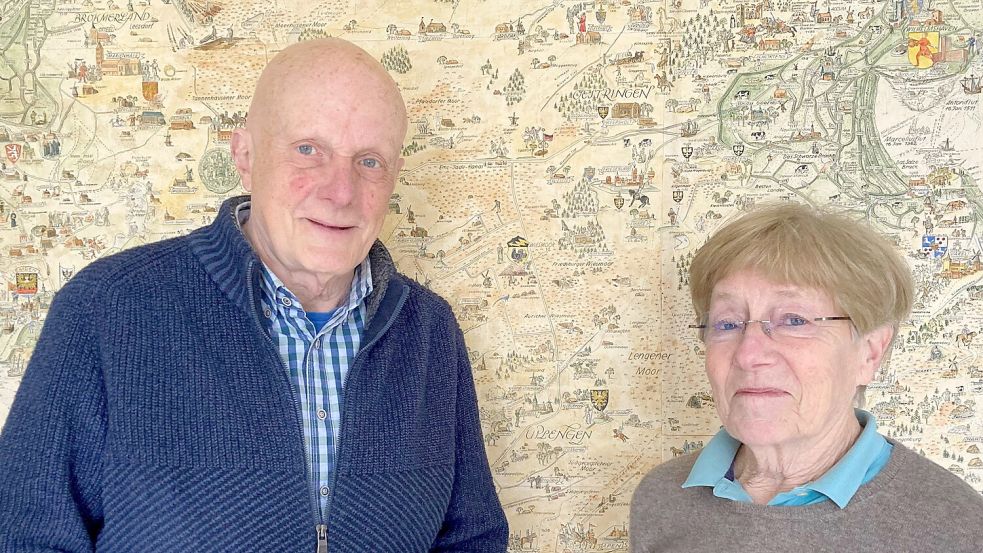 Bernd und Heike Coldewey vor der Karte des Heimathistorikers und Künstlers Dettmar Coldewey. Foto: Ostfriesische Landschaft