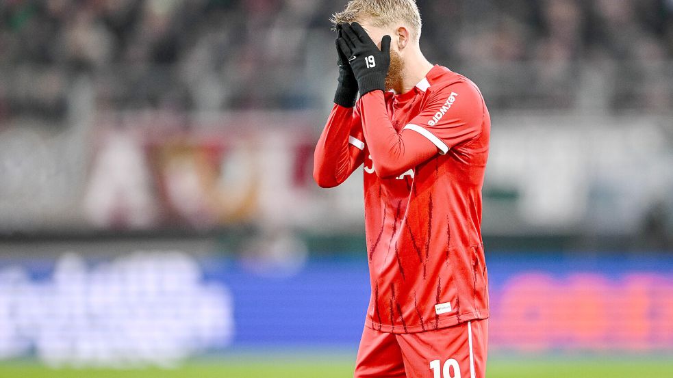 Der SC Freiburg (hier: Niklas Beste) hat noch Chancen auf einen Champions-League-Platz. Kolumnist Udo Muras sieht das allerdings eher als Gefahr für den Verein. Foto: dpa/Harry Langer