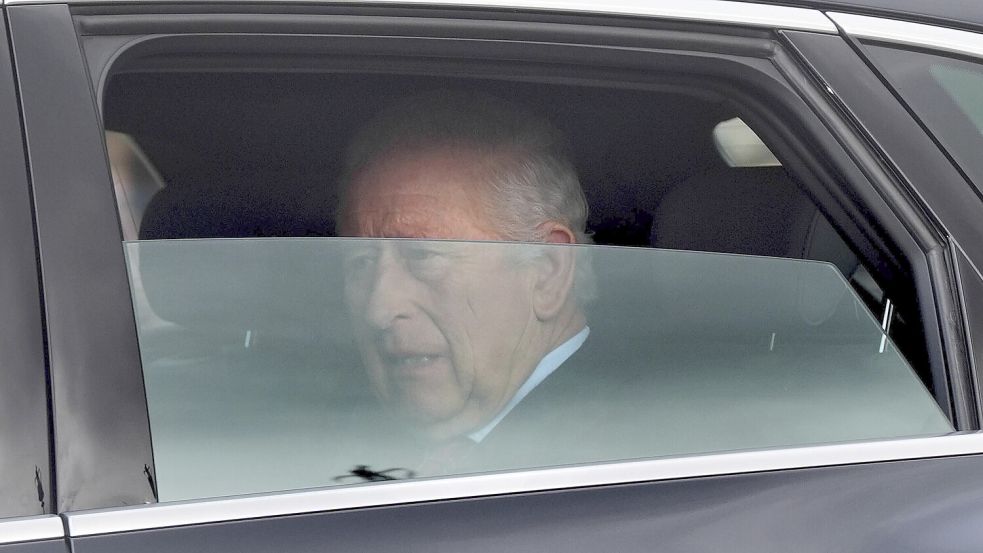 Der britische König Charles III. wird mit dem Auto von Clarence House, seinem Londoner Wohnsitz, entlang der Mall zum Buckingham Palace in London gefahren. Foto: DPA/Yui Mok