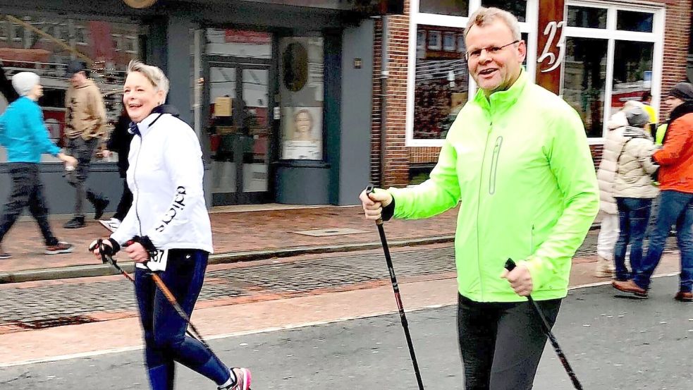 Gudrun und Dirk Damm machen ihren Sport gemeinsam. Das Foto zeigt sie beim Walken. Foto: Privat