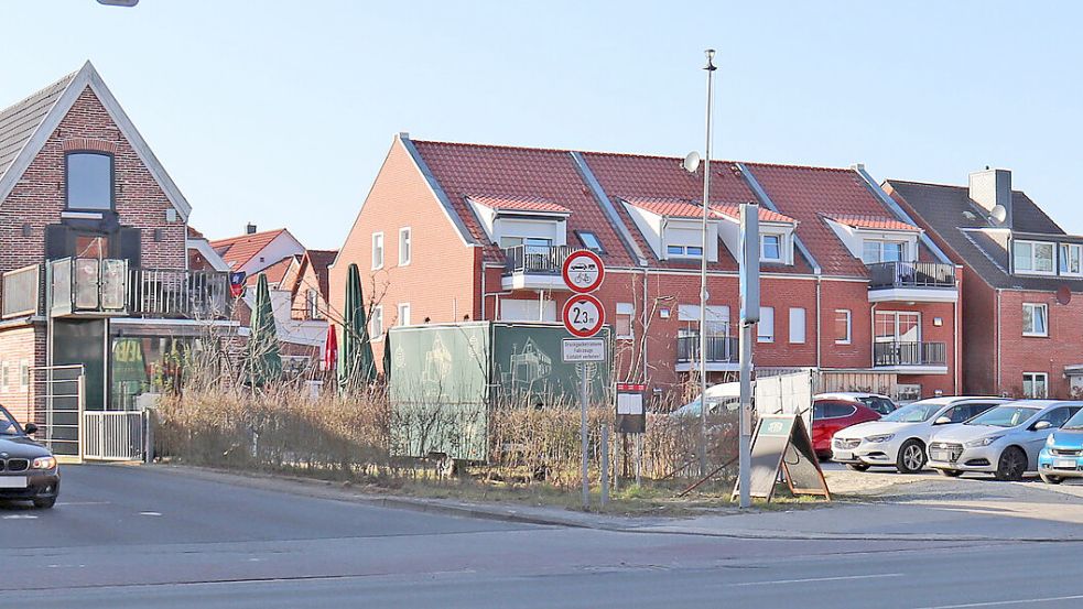 Ein großer Parkplatz ist an der Großen Mühlenwallstraße neben dem „Packhus“ entstanden. Im Hintergrund das erste NLG-Gebäude, davor wird das nächste gebaut werden. Foto: Heino Hermanns