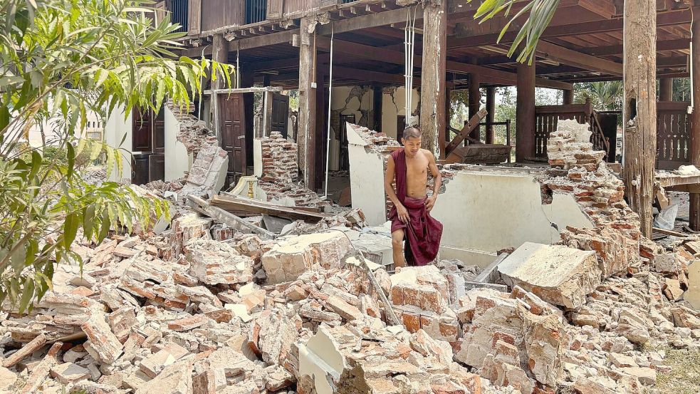 Bei dem Beben stürzte ein Tempel in Myanmar ein. Foto: Aung Shine Oo/AP/dpa