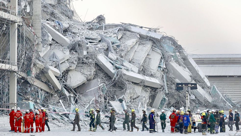 In Bangkok ist ein sich im Bau befindliches Hochhaus eingestürzt. Foto: Wason Wanichakorn/AP/dpa