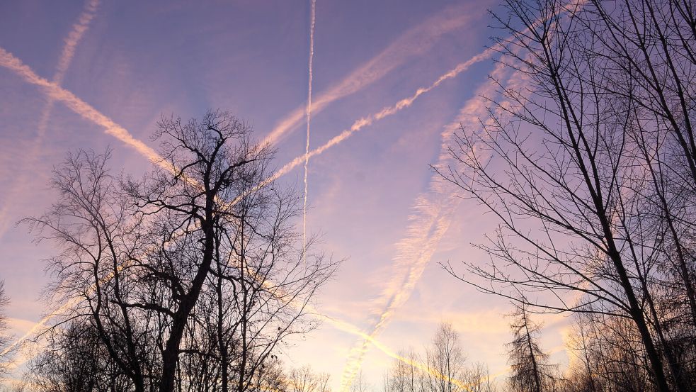 Auch am Himmel über Osnabrück sind die Kondensstreifen in den vergangenen Tagen eindrucksvoll zu beobachten. Foto: Jonas Szameitat