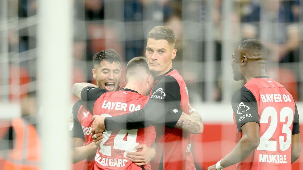 Mit einem Sieg gegen kämpferische Bochumer hält Leverkusen die Hoffnung auf die Titelverteidigung am Leben. Foto: Anke Waelischmiller/dpa