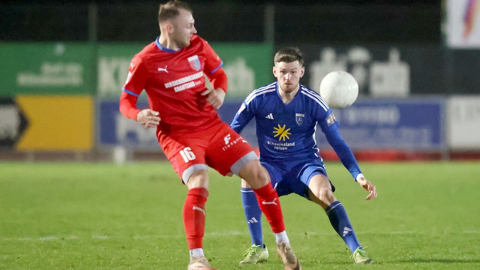 Kickers Emden (rechts Dennis Engel) tritt an diesem Freitag bei der SV Drochtersen/Assel an. Foto: Doden, Emden
