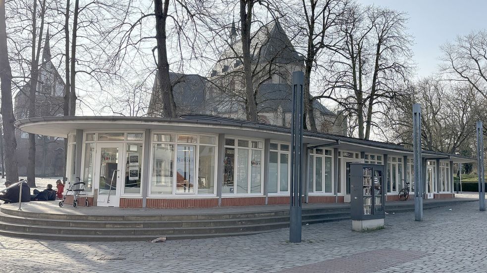 Rund um den Marktpavillon halten sich immer wieder Gruppen auf. Im Jahr 2023 fiel eine besonders große Gruppe sehr negativ auf. Foto: Rebecca Kresse