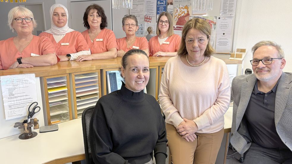 Gabriele Thomßen (hinten von links), Hajar Osman, Irina Elert, Marianne Blockhuis und Amke Hanneken (im Bild fehlt Danja Spieker) fiel der Abschied von ihrer Chefin Dr. Inge Beuckelmann (vorne Mitte) nicht leicht. Das Ärztepaar Dr. Mandy Hennig und Frank Hennig übernimmt das komplette Praxisteam. Foto: Janßen