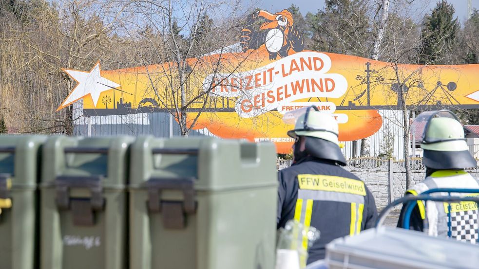 Nach einem Brand vor knapp zwei Wochen verschiebt das „Freizeit-Land Geiselwind“ seinen Saisonstart. (Archivbild) Foto: Pia Bayer/dpa