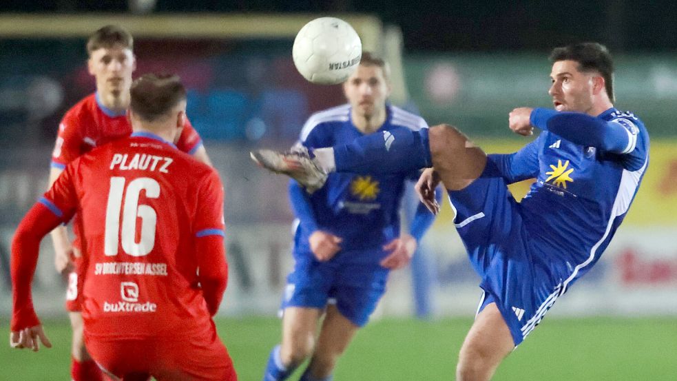 Tido Steffens gelang unmittelbar vor den Schlusspfiff per Elfmeter immerhin der Emder Ehrentreffer in Drochtersen. Der Kickers-Kapitän ist damit der erste Emder, der nun ein zweistelliges Torekonto in dieser Saison hat. Fotos: Doden, Emden
