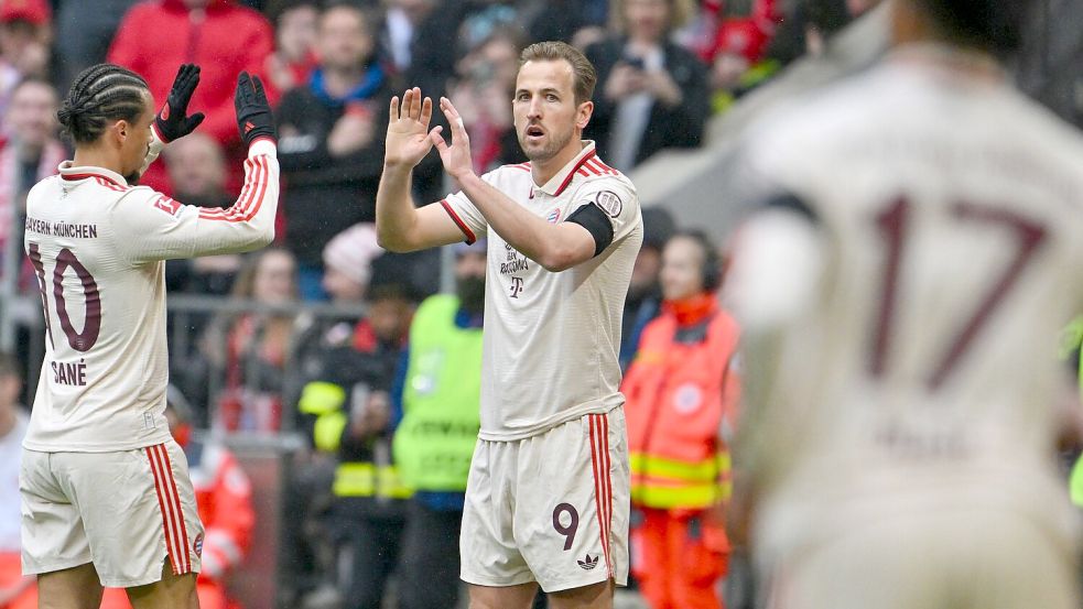 Torschützen jubeln gemeinsam: Leroy Sané (l) und Harry Kane. Foto: Peter Kneffel/dpa
