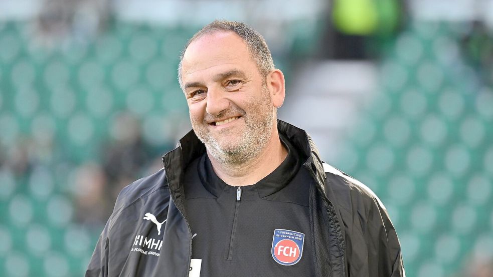 Frank Schmidt vor seinem 700. Pflichtspiel als Trainer des 1. FC Heidenheim. Foto: Swen Pförtner/dpa