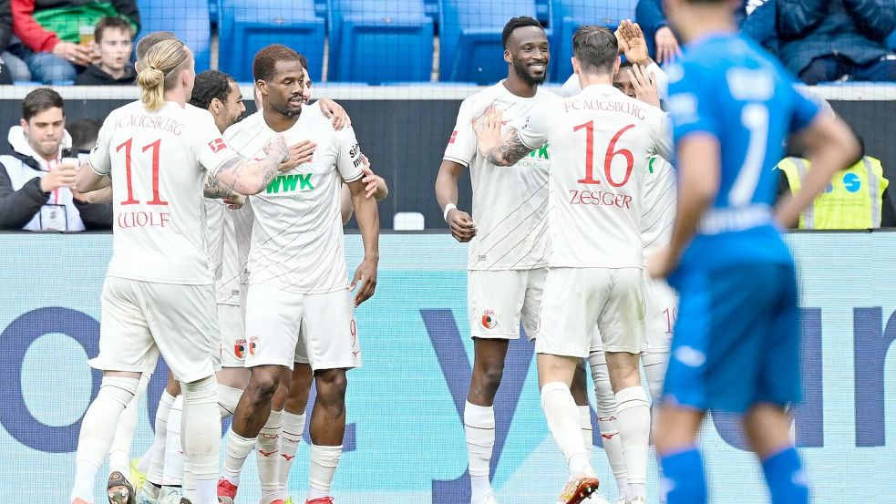Führungstor für Augsburg: Joker Samuel Essende (3.v.l.) Foto: Uwe Anspach/dpa