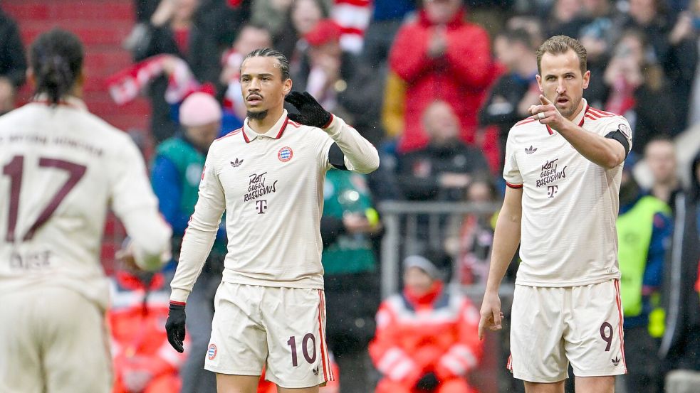 Leroy Sané (m.) und Harry Kane (r.) trafen beide gegen St. Pauli. Foto: Peter Kneffel/dpa