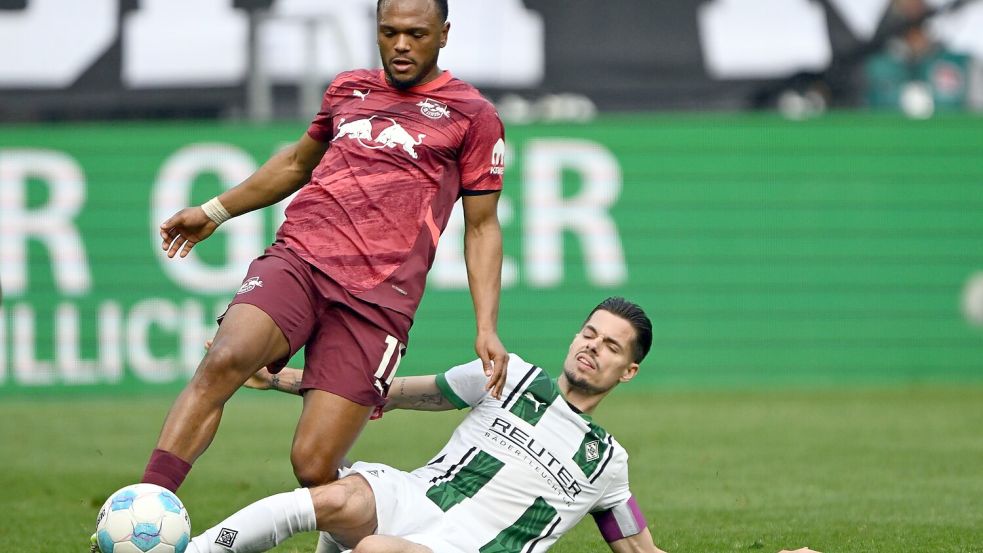 Das Spiel Gladbach gegen Leipzig war hart umkämpft. Foto: Federico Gambarini/dpa