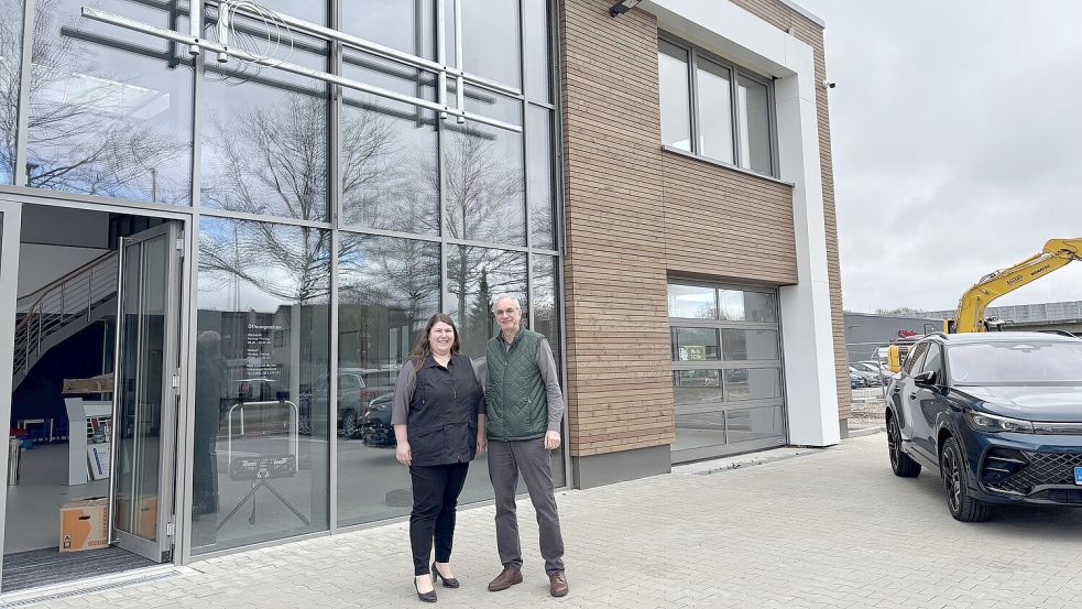 Vor dem neuen Autohaus: Juniorchefin Anna Saathoff und Seniorchef Jürgen Osterkamp. Foto: Schuurman