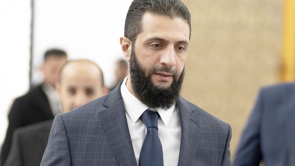 Der syrische Übergangspräsident al-Scharaa hat die ersten Ministerposten besetzt. Foto: Mosa'ab Elshamy/dpa