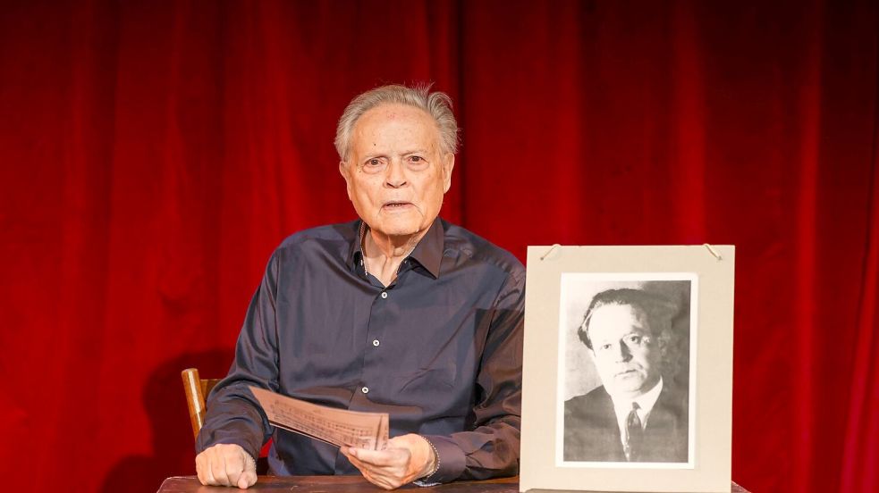 Der Schauspieler Bert Oberdorfer, der regelmäßig mit einer Tucholsky-Revue auftritt, ist immer wieder überrascht, wie aktuell die Texte des Journalisten und Satirikers noch sind. Foto: Oliver Berg/dpa