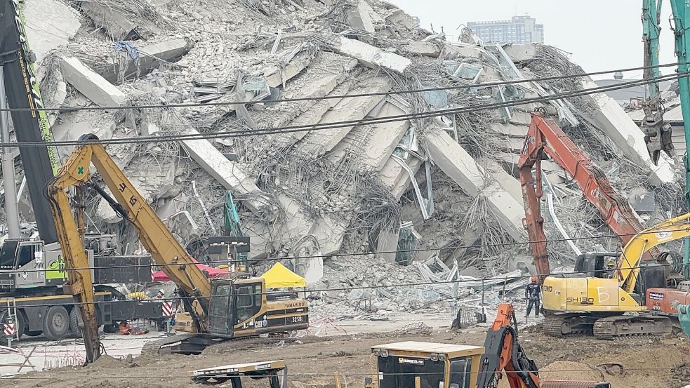 Von dem Rohbau ist nur ein riesiger Berg aus Schutt übrig geblieben. Foto: Carola Frentzen/dpa
