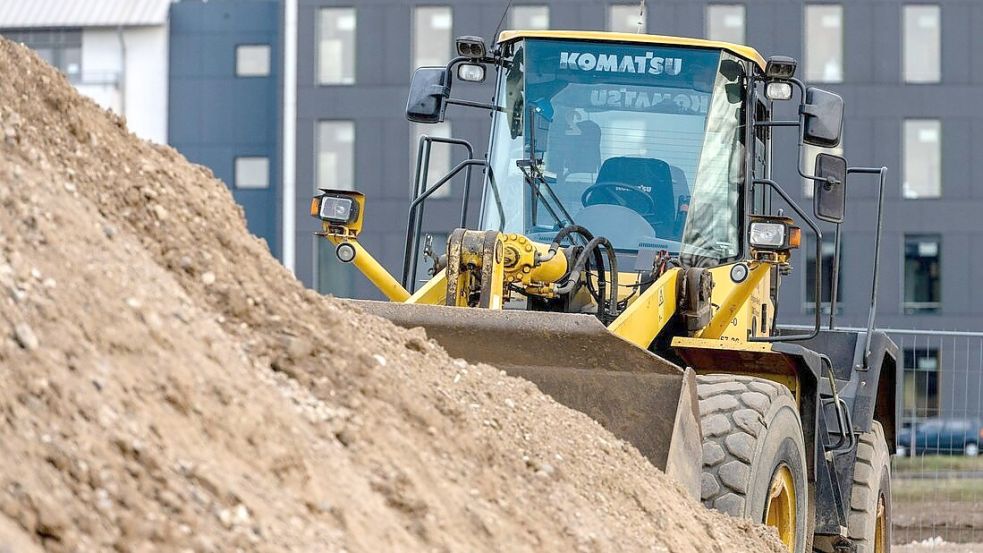 Sonst eher auf Baustellen unterwegs: Ein Radlader wurde am Sonntagmorgen auf der A 28 gesichtet. Foto: imago images/Klaus W. Schmidt