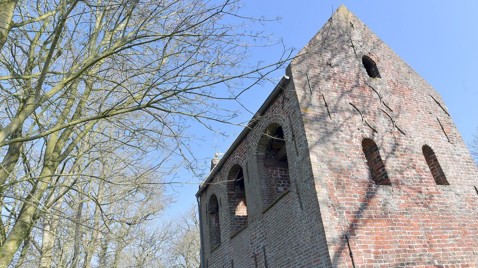 Der Loppersumer Glockenturm soll ab Mai restauriert werden. Fotos: Ortgies