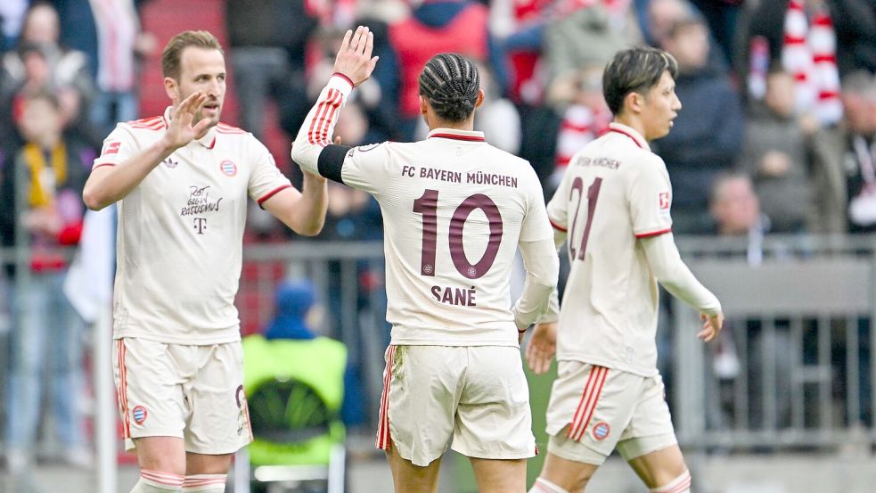 Torschützen unter sich: Harry Kane (l) und Leroy Sané (m). Hiroki Ito (r) war da noch auf dem Platz. Foto: Peter Kneffel/dpa