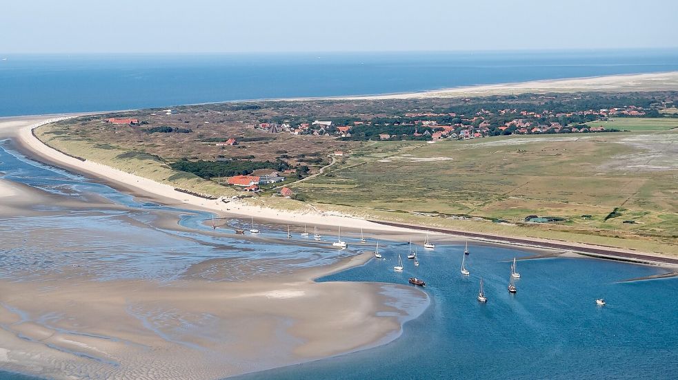 Die Insel Spiekeroog gehört wie ihre Nachbarinsel Langeoog zum Landkreis Wittmund. Foto: Schuldt/dpa