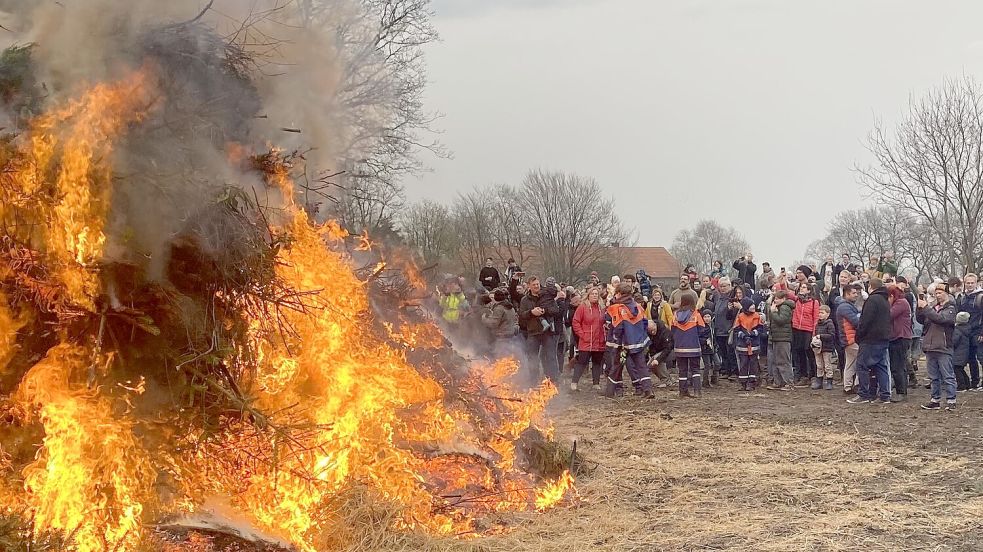 In einigen Orten gibt es noch größere öffentliche Osterfeuer, wie hier 2024 an der Sandhorster Straße in Walle. Foto: Holger Janssen
