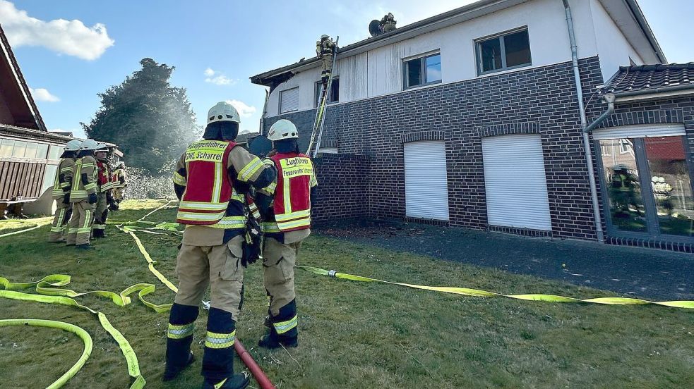 Die Feuerwehren Scharrel und Ramsloh löschten am Sonnabendnachmittag ein Feuer in Ramsloh. Die Flammen hatten von einem Carport an der Straße Am Ried auf ein Wohnhaus übergegriffen. Foto: Feuerwehr