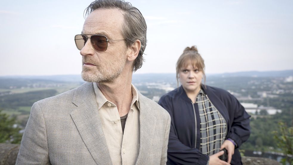 Nanu - Kriminalhauptkommissar Peter Faber (Jörg Hartmann) ohne Parka? Da wundert sich nicht nur Kollegin Rosa Herzog (Stefanie Reinsperger). „Tatort: Abstellgleis“. Das Erste, Sonntag, 30. März, 20.15 Uhr und in der ARD Mediathek. Foto: WDR/Thomas Kost