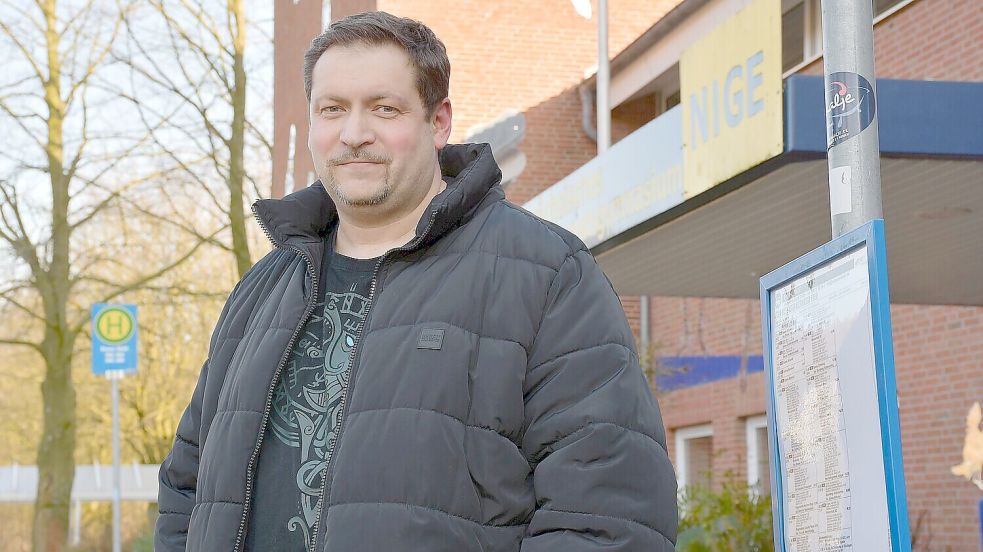 Nach Feierabend wartet Ronny Schiche auf den Schulbus, der ihn von Esens nach Moorweg bringen soll. Foto: Susanne Ullrich