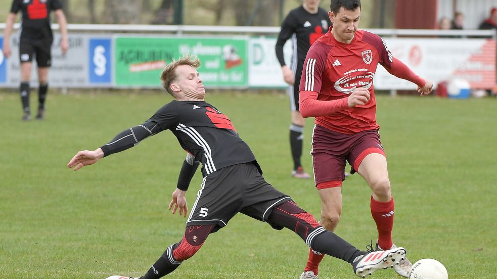 Hannes Moehlmann (rechts) zieht hier im Zweikampf an Marienhafes Kapitän Henning Murra vorbei. Fotos: Damm