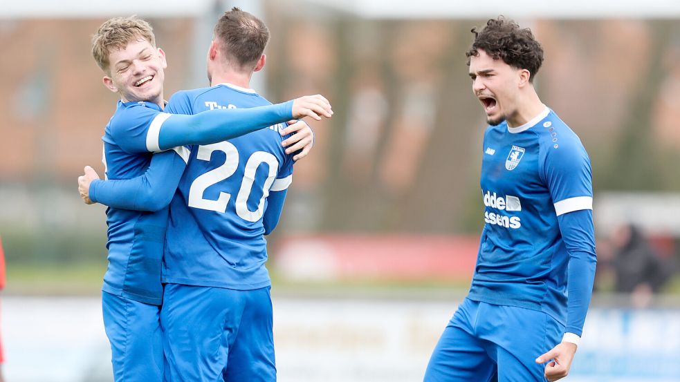 Doppeltorschütze Manuel Meints (Mitte) lässt sich von Luca Janssen (links) und Isaiah Stainbank feiern. Fotos: Doden/Emden