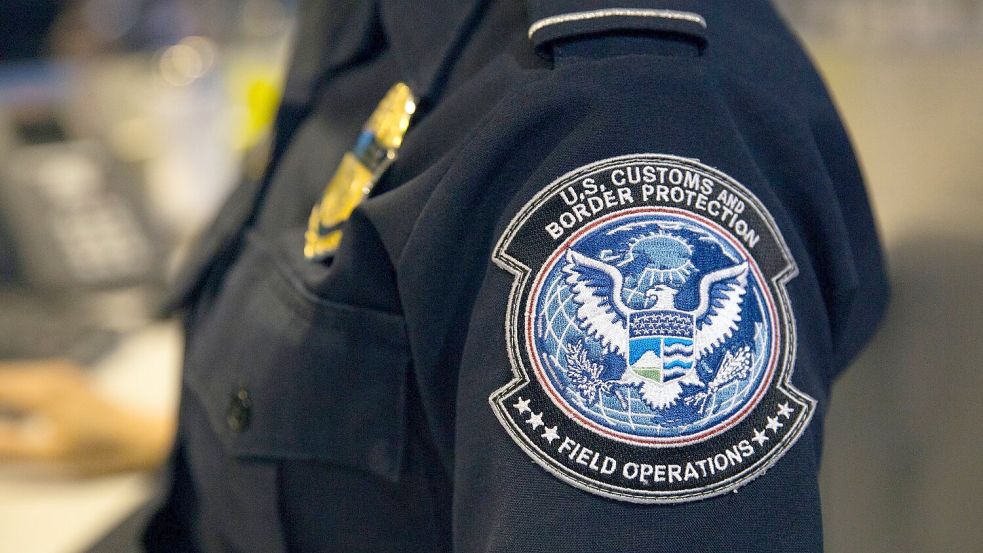 Handys oder Notebooks können ein Hindernis bei der Einreise in die USA sein. (Archivbild) Foto: Glenn Fawcett/CBP/Department of Homeland Security/dpa-tmn