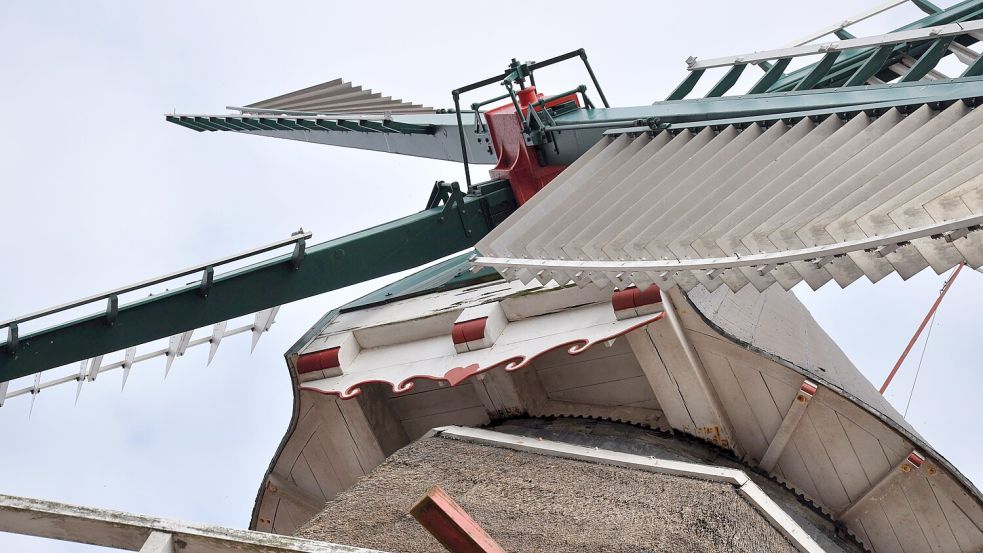 Windmühlen wie die in Ostgroßefehn prägen seit Jahrhunderten das Landschaftsbild. Als technische Bauwerke haben sie ausgedient, als historische Botschafter und touristische Attraktionen noch lange nicht. Foto: Ullrich
