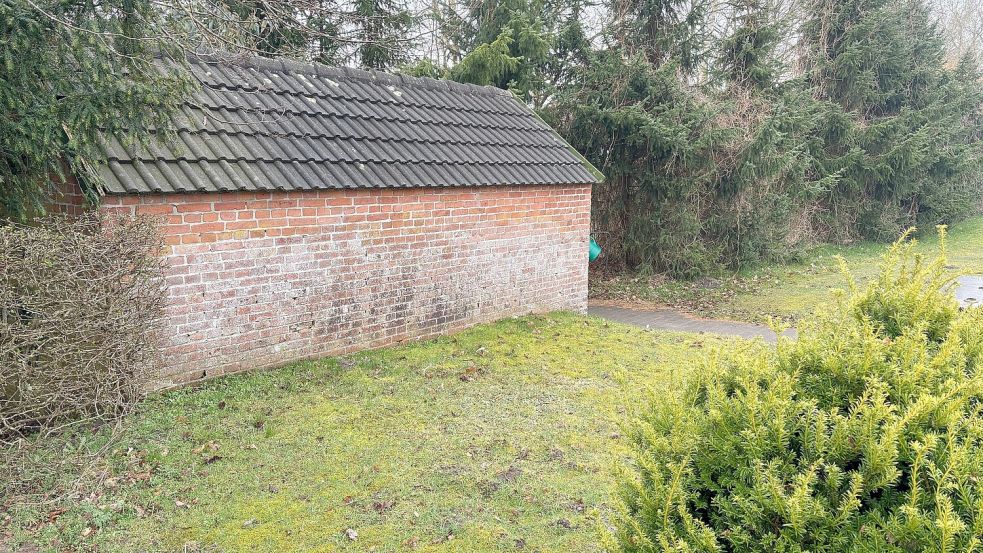 In der Nähe dieses Schuppens auf dem Ihrhover Friedhof am Randes des Rennschlootes soll der Strafgefangene Emil Walter Köster erschossen worden sein. Foto: Ammermann