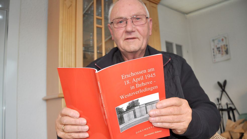 Vor sieben Jahren, im Oktober 2018, stellte der Ihrhover Heimatforscher Hermann Adams das Buch vor, in dem es auch um die Ermordung des Strafgefangenen Emil Walter Köster geht. Foto: Ammermann/Archiv