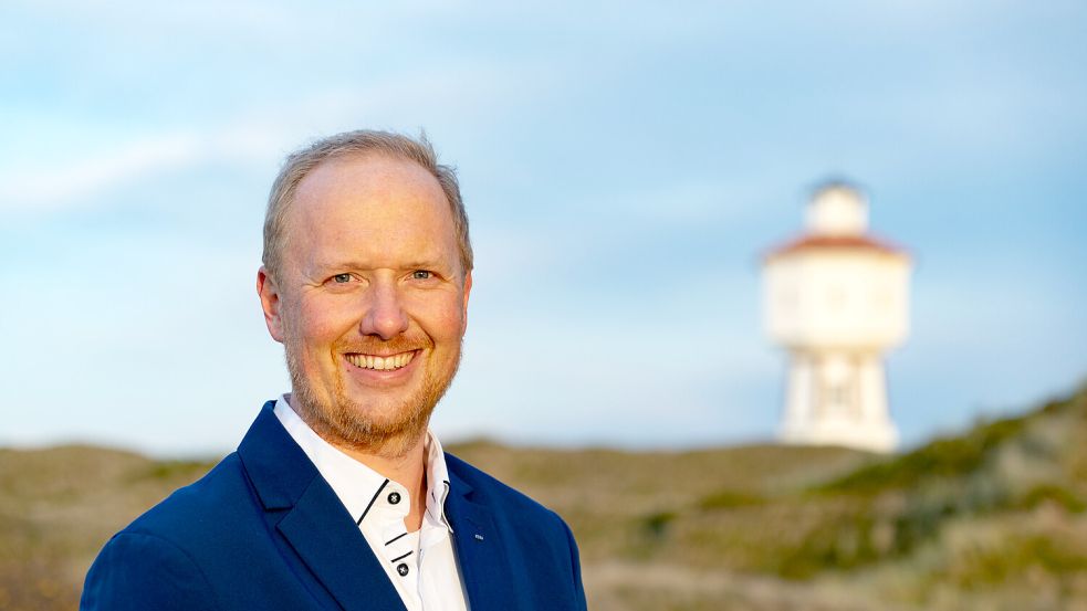 Onno Brüling vor dem Wahrzeichen der Insel Langeoog, dem Wasserturm. Foto: CDU