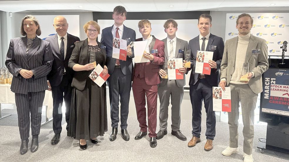 Bei der Preisübergabe in Brüssel präsentierten sich im feinen Zwirn (von links): Karolin Schriever (Deutscher Sparkassen- und Giroverband), Peter Simon (Managing Director des Europäischen Sparkassenverbands), Nina Lange, die Gewinner Lucas Focken, Fynn Hansen, Lucas Hupe und Max Tromm sowie deren Lehrer Fabian Radspieler. Foto: privat