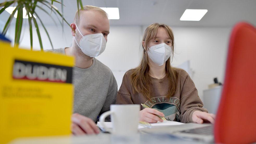 Die OZ-Mitarbeiter Lars Löschen und Leona Spindler schlossen während der Pandemie die Schule ab. Foto: Ortgies