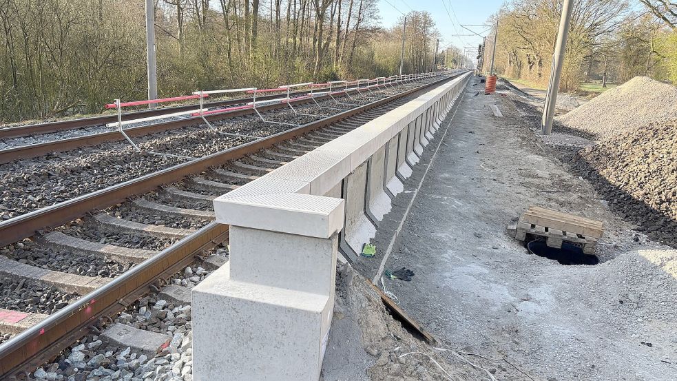 Die Arbeiten am neuen Bahnhaltepunkt schreiten voran. Das Foto zeigt einen der beiden zukünftigen Bahnsteige. Foto: Ammermann