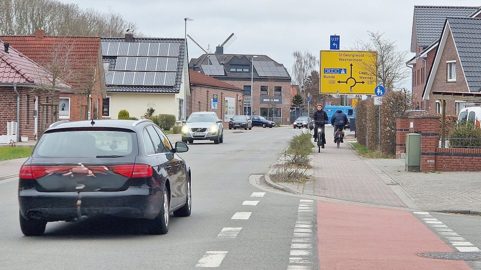 Entlang vieler Straßen gibt es nur auf einer Seite einen Fahrradweg. Kurz vor dem Kreisel in Möhlenwarf wird er in beiden Richtungen befahren. Foto: Gettkowski
