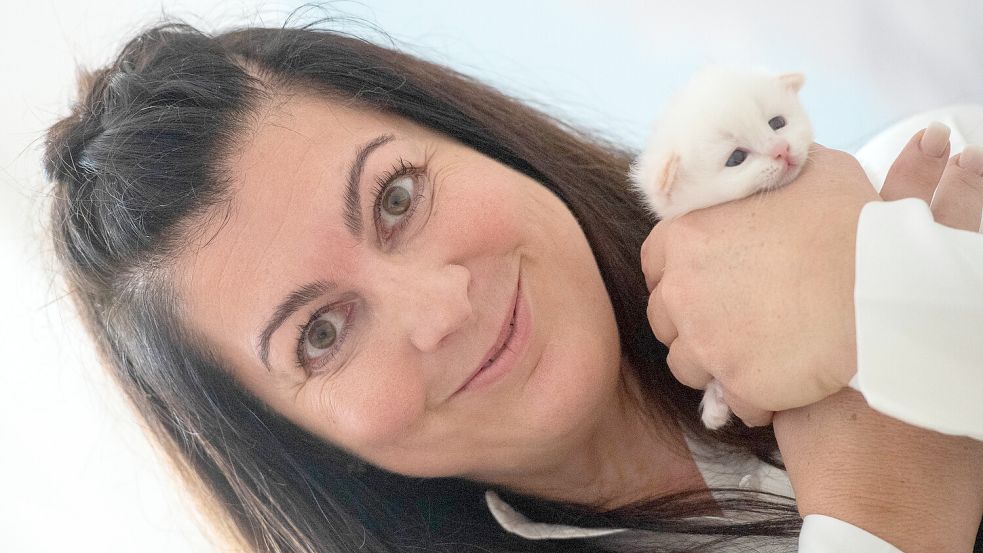 Miriam Döll aus Wiesmoor züchtet Heilige Birma-Katzen aus Leidenschaft. Foto: Ortgies