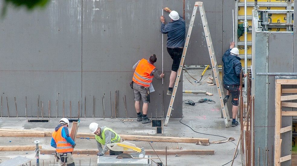 Männer auf einer Baustelle: Das ist auch heute noch oftmals das gewohnte Bild. Aber: Der Frauenanteil im Bauingenieurswesen ist mittlerweile auf 28 Prozent geklettert. Dennoch ist der Sexismus groß, sagen Betroffene. Symbolfotos: Pixabay