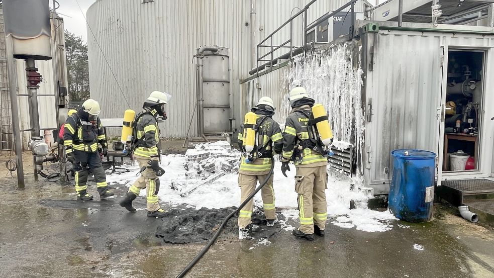 Die Feuerwehr setzte auch Schaum ein. Foto: Timo de Vries