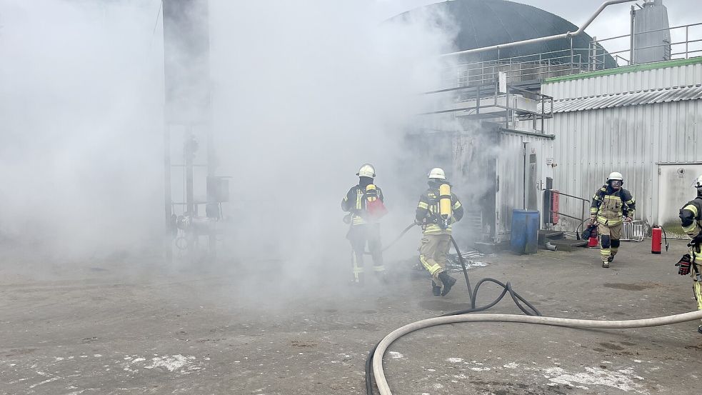 Unter Atemschutz gingen die Einsatzkräfte gegen das Feuer vor. Foto: Timo de Vries
